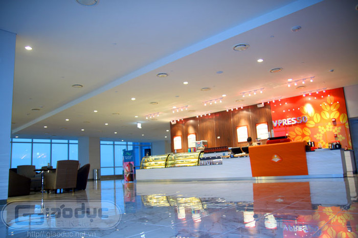 Tại đây cũng có cửa hàng phục vụ đồ ăn nhanh, nước uống cho khách thăm quan với mức giá phải chăng.