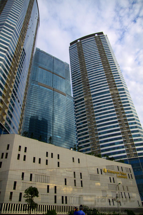 Tổ hợp Keangnam Hanoi Landmark Tower là một khu phức hợp khách sạn, văn phòng, căn hộ và trung tâm thương mại được xây dựng trên diện tích 5,79 ha trên đường Phạm Hùng, Hà Nội đã được hoàn thành và đưa vào sử dụng ở cả 3 tòa tháp.