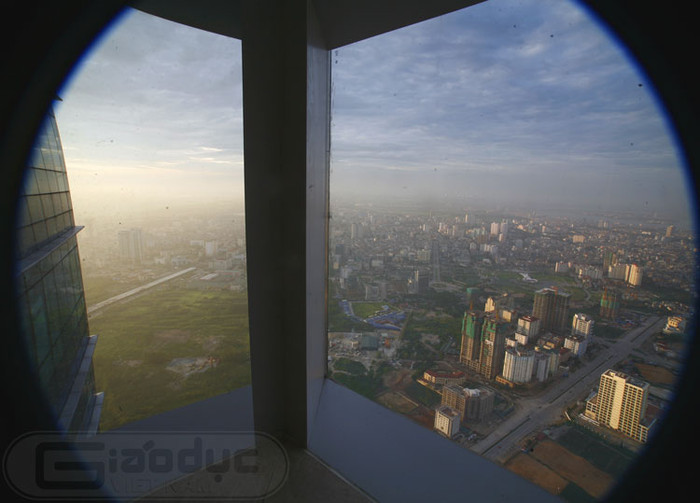 Bạn chỉ mất tối đa 230.000đ để tận hưởng 1 phút thang máy lên tầng 72 và ngắm toàn thành phố Hà Nội cùng các vùng lân cận. Bạn chỉ mất tối đa 230.000đ để tận hưởng 1 phút thang máy lên tầng 72 và ngắm toàn thành phố Hà Nội cùng các vùng lân cận.