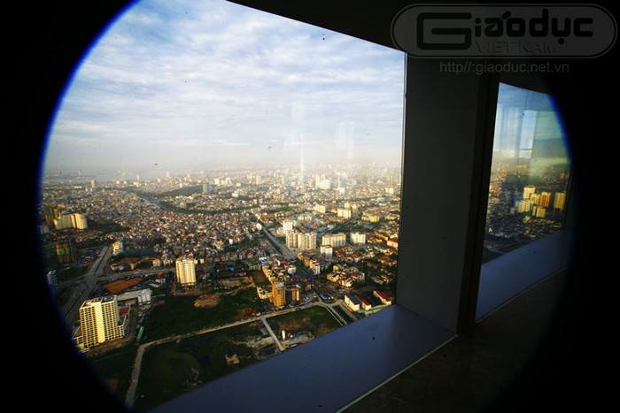 Phía Đông Bắc thành phố (nhìn từ tòa nhà) với điểm nổi bật là sông Tô Lịch uốn lượn giữa lòng thủ đô. Phía Đông Bắc thành phố (nhìn từ tòa nhà) với điểm nổi bật là sông Tô Lịch uốn lượn giữa lòng thủ đô.