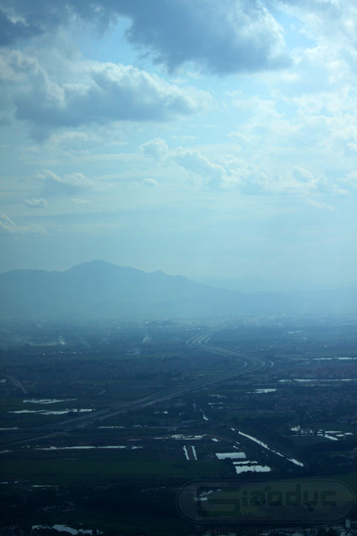 Đại lộ Thăng Long lúc hoàng hôn. Đại lộ Thăng Long lúc hoàng hôn.