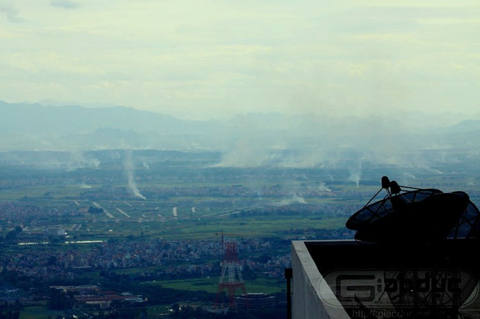 Những cánh đồng đang mùa thu hoạch của các huyện ngoại thành. Rơm rạ đốt khắp đồng, khói mù mịt. Những cánh đồng đang mùa thu hoạch của các huyện ngoại thành. Rơm rạ đốt khắp đồng, khói mù mịt.