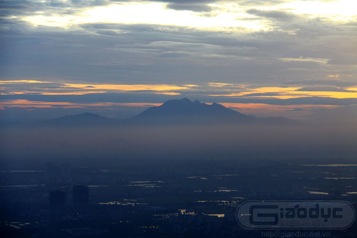 Phía Tây thành phố lúc hoàng hôn. Ngọn núi trong ảnh là dãy núi Ba Vì. Phía Tây thành phố lúc hoàng hôn. Ngọn núi trong ảnh là dãy núi Ba Vì.