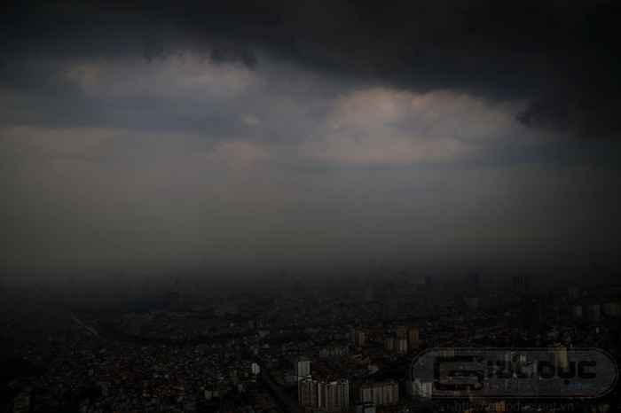 Mây đen cũng nhanh chóng kéo về phía Bắc của thành phố.