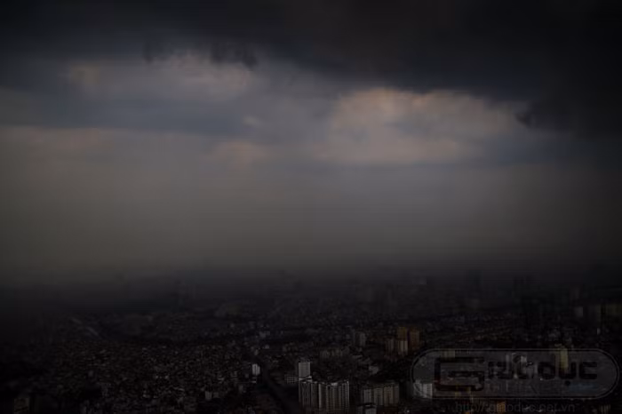 Mây đen cũng nhanh chóng kéo về phía Bắc của thành phố. Mây đen cũng nhanh chóng kéo về phía Bắc của thành phố.