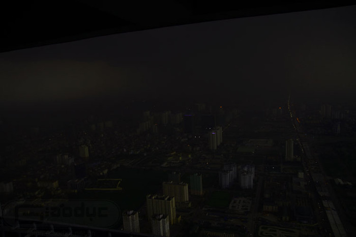 Mây đen bao phủ, bầu trời tối đen