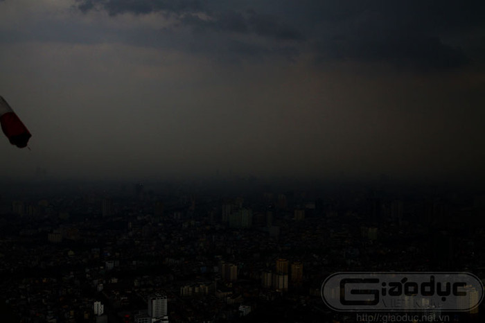 Những đám mây đen vần vũ.