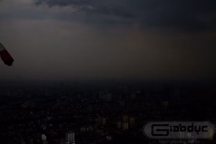 Những đám mây đen vần vũ. Những đám mây đen vần vũ.