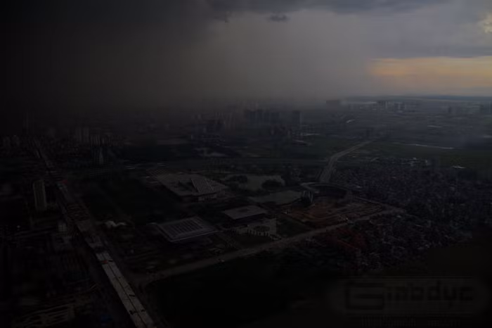 Mây đen bao quanh Mây đen bao quanh