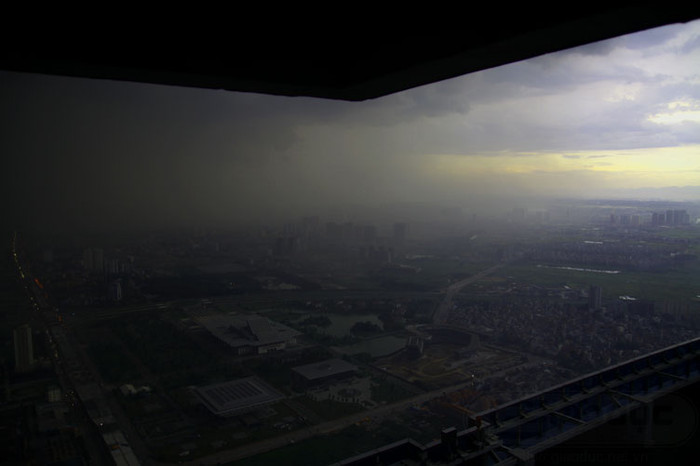 Phía xa xa có những ánh mặt trời còn le lói...