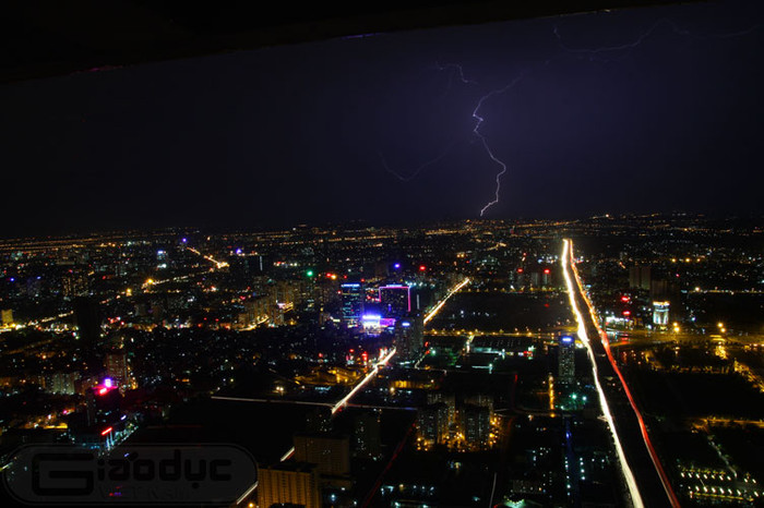 Sấm chớp kèm theo trận mưa rào tối qua.