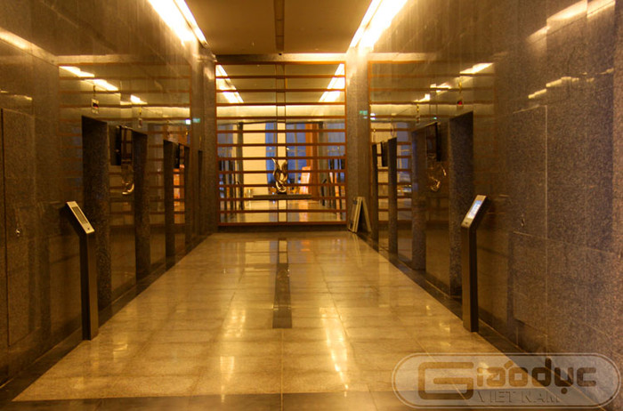 Chỉ mất 1 phút thang máy có thể đưa bạn từ tầng 1 lên tầng 72 của tòa nhà.