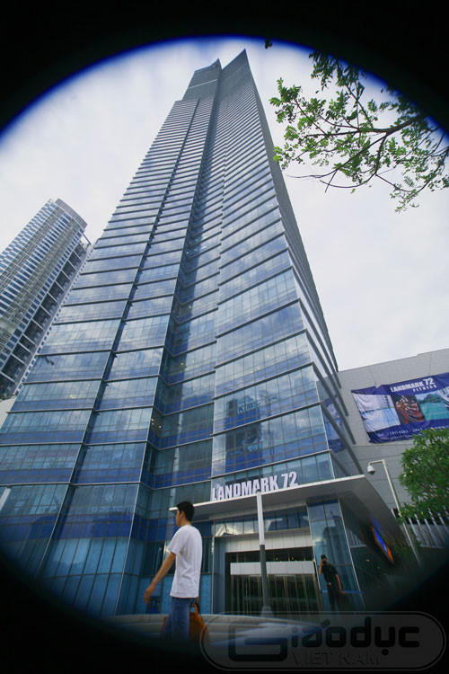 Mới đây nhất, ngày 18/5, tòa nhà Keangnam Hanoi Landmark 72 đã được khánh thành và khai trương đài quan sát 72 Sky Landmark tại tầng 72 của tòa nhà này.