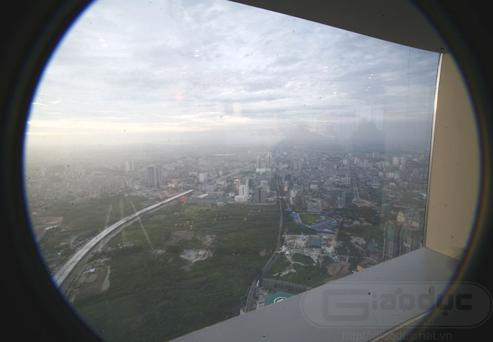 Từ đây, bạn có thể thu vào tầm mắt mình những góc của TP Hà Nội sôi động.