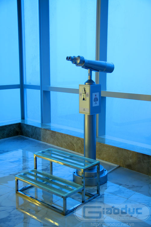 Chỉ với 230 nghìn đồng (cho ngày thường và 250 nghìn đồng ngày cuối tuần), bạn có thể lên tầng 72 của tòa nhà và được sử dụng đài quan sát thành phố cũng như chiếu phim 5D.