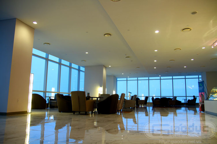 Bạn có thể ngồi nhâm nhi những ly cafe, những mẩu bánh cùng bạn bè và thu vào tầm mắt mình toàn cảnh của thành phố Hà Nội.