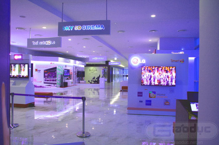 Một góc của tầng 72 được bố trí thành nơi chiếu phim 3D với những trò chơi rất thu hút trẻ em.