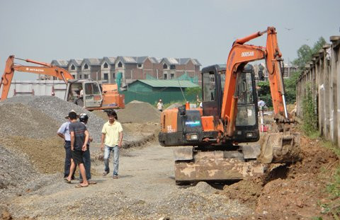 Con đường tạm nằm ngay cạnh hố tử thần đang được thi công gấp.