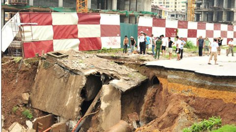 "Hố tử thần" trên đường Lê Văn Lương kéo dài