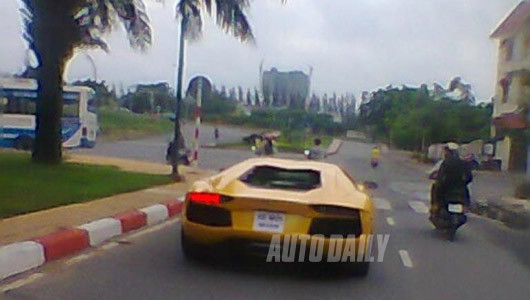 Lamborghini Aventador sử dụng động cơ 6.5L V12 sản sinh công suất cực đại 700 mã lực ở vòng tua 8.250 vòng/phút và mô-men xoắn cực đại 690 Nm tại vòng tua 5.500 vòng/phút. Sức mạnh này được truyền thông qua hộp số Independent Shifting Rod 7 cấp mới của Lamborghini (cho phép thời gian sang số nhanh hơn 50% so với hộp số ly hợp kép). Xe có khả năng tăng tốc từ 0-100 km/h chỉ mất 2.9 giây với vận tốc tối đa chạm tới con số 350 km/h. Lamborghini Aventador sử dụng động cơ 6.5L V12 sản sinh công suất cực đại 700 mã lực ở vòng tua 8.250 vòng/phút và mô-men xoắn cực đại 690 Nm tại vòng tua 5.500 vòng/phút. Sức mạnh này được truyền thông qua hộp số Independent Shifting Rod 7 cấp mới của Lamborghini (cho phép thời gian sang số nhanh hơn 50% so với hộp số ly hợp kép). Xe có khả năng tăng tốc từ 0-100 km/h chỉ mất 2.9 giây với vận tốc tối đa chạm tới con số 350 km/h.