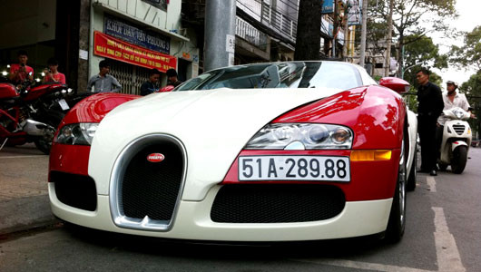 1. Bugatti Veyron: Có thể nói việc siêu xe nhanh nhất, đắt nhất về Việt Nam là sự kiện gây chú ý rất lớn. Chiều 10/2/2012, Bugatti Veyron trong bộ cánh đỏ trắng nổi bật đã xuất hiện tại Sài Gòn. Do đó, nếu một chiếc xe mới có giá 1,7 triệu USD tại Mỹ thì chiếc xe đời 2008 tại Việt Nam được định giá khoảng 1,4 triệu USD. 1. Bugatti Veyron: Có thể nói việc siêu xe nhanh nhất, đắt nhất về Việt Nam là sự kiện gây chú ý rất lớn. Chiều 10/2/2012, Bugatti Veyron trong bộ cánh đỏ trắng nổi bật đã xuất hiện tại Sài Gòn. Do đó, nếu một chiếc xe mới có giá 1,7 triệu USD tại Mỹ thì chiếc xe đời 2008 tại Việt Nam được định giá khoảng 1,4 triệu USD.