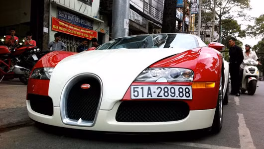1. Bugatti Veyron: Có thể nói việc siêu xe nhanh nhất, đắt nhất về Việt Nam là sự kiện gây chú ý rất lớn. Chiều 10/2/2012, Bugatti Veyron trong bộ cánh đỏ trắng nổi bật đã xuất hiện tại Sài Gòn. Do đó, nếu một chiếc xe mới có giá 1,7 triệu USD tại Mỹ thì chiếc xe đời 2008 tại Việt Nam được định giá khoảng 1,4 triệu USD.