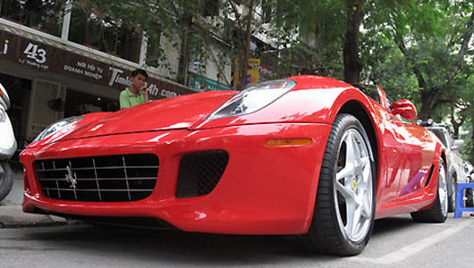 Mẫu coupe của nhà sản xuất Italy cuốn hút từ phần mũi xe chúi thấp, dài và vòng lên trên nắp ca-pô với độ cong đáng kể và kéo dài tới phần đuôi xe ngắn nhưng rộng và bè ra. Kiểu thiết kế này khiến 599 GTB trông đầy vẻ hiếu chiến nhưng rõ ràng là nhằm đáp ứng những đòi hỏi khắt khe về khí động học khi xe chạy với tốc độ cao. 599 GTB có thể đạt tốc độ tối đa hơn 330 km/h. Mẫu coupe của nhà sản xuất Italy cuốn hút từ phần mũi xe chúi thấp, dài và vòng lên trên nắp ca-pô với độ cong đáng kể và kéo dài tới phần đuôi xe ngắn nhưng rộng và bè ra. Kiểu thiết kế này khiến 599 GTB trông đầy vẻ hiếu chiến nhưng rõ ràng là nhằm đáp ứng những đòi hỏi khắt khe về khí động học khi xe chạy với tốc độ cao. 599 GTB có thể đạt tốc độ tối đa hơn 330 km/h.