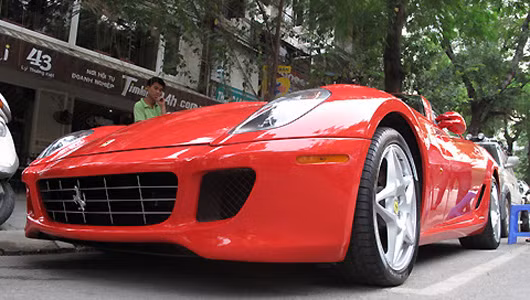 Mẫu coupe của nhà sản xuất Italy cuốn hút từ phần mũi xe chúi thấp, dài và vòng lên trên nắp ca-pô với độ cong đáng kể và kéo dài tới phần đuôi xe ngắn nhưng rộng và bè ra. Kiểu thiết kế này khiến 599 GTB trông đầy vẻ hiếu chiến nhưng rõ ràng là nhằm đáp ứng những đòi hỏi khắt khe về khí động học khi xe chạy với tốc độ cao. 599 GTB có thể đạt tốc độ tối đa hơn 330 km/h.