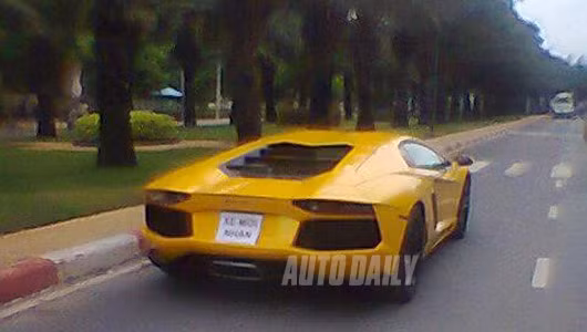 2. Lamborghini Aventador LP700-4 Vàng Siêu xe Lamborghini Aventador đầu tiên xuất hiện tại Việt Nam sở hữu “bộ cánh” màu vàng chứ không phải màu trắng của Cường Luxury như dư luận thông tin trước đó. Tại thị trường Mỹ, Lamborghini Aventador có giá xuất xưởng 379.000 USD. Tại châu Âu là 255.000 euro, tại Trung Quốc là 6,27 triệu nhân dân tệ và tại Nhật là 39,69 triệu yên.