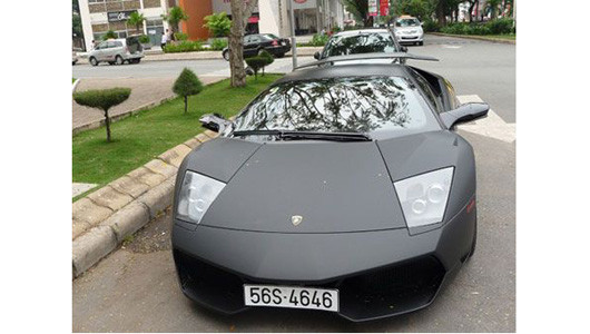 4. Lamborghini Murcielago LP670-4 SV LP640 SV – mẫu xe được mệnh danh là “hung thần tốc độ” đã cập cảng Việt Nam vào tháng 10/2010. Mẫu xe này có giá khởi điểm tại Mỹ lên tới hơn 450.000 USD do đó nếu ra biển trắng, giá sau thuế tại Việt Nam 1,2 triệu USD (tương đương với hơn 20 tỷ đồng). Điều đặc biệt, chiếc xe mang biển đăng kí 56S-4646 trùng với số thứ tự 46/350 chiếc trên toàn thế giới 4. Lamborghini Murcielago LP670-4 SV LP640 SV – mẫu xe được mệnh danh là “hung thần tốc độ” đã cập cảng Việt Nam vào tháng 10/2010. Mẫu xe này có giá khởi điểm tại Mỹ lên tới hơn 450.000 USD do đó nếu ra biển trắng, giá sau thuế tại Việt Nam 1,2 triệu USD (tương đương với hơn 20 tỷ đồng). Điều đặc biệt, chiếc xe mang biển đăng kí 56S-4646 trùng với số thứ tự 46/350 chiếc trên toàn thế giới