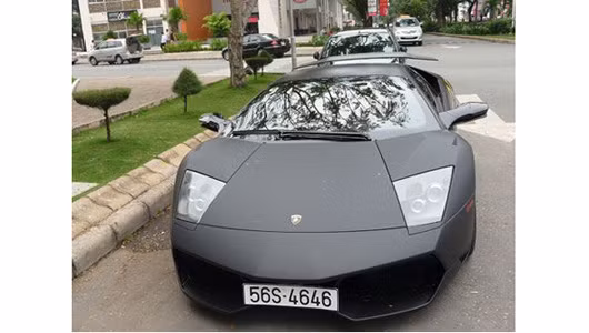 4. Lamborghini Murcielago LP670-4 SV LP640 SV – mẫu xe được mệnh danh là “hung thần tốc độ” đã cập cảng Việt Nam vào tháng 10/2010. Mẫu xe này có giá khởi điểm tại Mỹ lên tới hơn 450.000 USD do đó nếu ra biển trắng, giá sau thuế tại Việt Nam 1,2 triệu USD (tương đương với hơn 20 tỷ đồng). Điều đặc biệt, chiếc xe mang biển đăng kí 56S-4646 trùng với số thứ tự 46/350 chiếc trên toàn thế giới