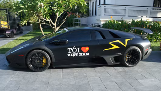 Murcielago LP670-4 SV được trang bị hệ dẫn động bốn bánh AWD, hộp số bán tự động 6 cấp tiêu chuẩn và hộp số sàn tùy chọn. Bộ la-zăng đúc hợp kim cánh hình chữ Y cỡ 18-inch đi cùng lốp trước 245/35 ZR và sau 335/30 ZR. Có khả năng vận hành khủng khiếp nên siêu xe này cũng ngốn nhiên liệu như nước với mức 32 lít/100km đường phố và 13,7 lít/100km đường trường.