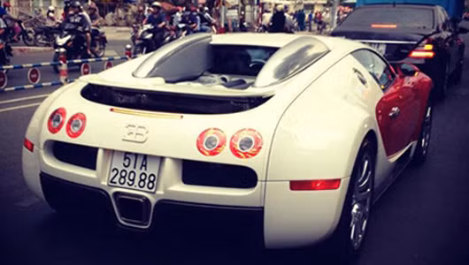 Bugtti Veyron được mệnh danh là ông hoàng của thời đại bởi vận tốc tối đa của xe lên tới 407 km/h và có khả năng tăng tốc từ 0-100 km/h trong vòng 2,5 giây. Xe được trang bị động cơ 8 lít, 16 xilanh, 64 van, 4 trục cam, 4 tăng áp. Nhờ đó, nó có được những chỉ số khủng khiếp như công suất đạt 1.000 mã lực và mô-men xoắn cực đại đạt 1.250 Nm.