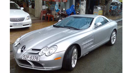 Với động cơ V8, có dung tích 5,5 lít và công suất 671 mã lực, Mercedes SLR McLaren được mệnh danh là “mũi tên bạc”. Mẫu xe này có thể tăng tốc từ 0 lên 100 km/h trong khoảng 3,8 giây và có tốc độ tối đa là 320 km/h. Tại Mỹ, Mercedes SLR Mclaren có giá khoảng 500.000 USD.