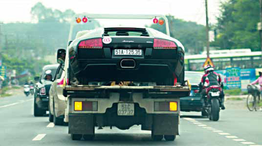 Siêu xe Lamborghini LP640 bị hư hộp số đã phải nhờ sự trợ giúp của xe tải để tham dự Car & Passion lần 1 tại Đà Nẵng. Siêu xe Lamborghini LP640 bị hư hộp số đã phải nhờ sự trợ giúp của xe tải để tham dự Car & Passion lần 1 tại Đà Nẵng.