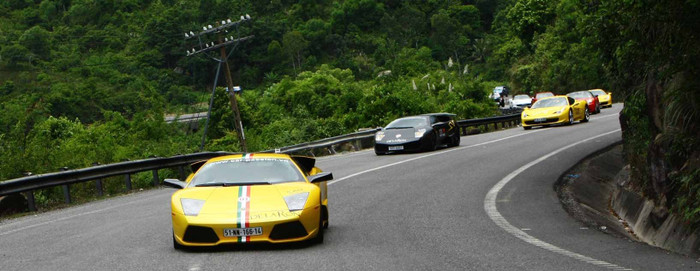 Đường sá Việt Nam là một cản trở với những chủ siêu xe. Đường sá Việt Nam là một cản trở với những chủ siêu xe.