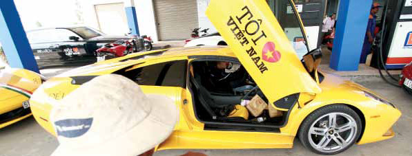 Với thu nhập bình quân 1.000 USD/năm thì không chi tiêu gì cả, một người Việt sẽ mất 750 năm mới có thể mua siêu xe có giá 750.000 USD. Với thu nhập bình quân 1.000 USD/năm thì không chi tiêu gì cả, một người Việt sẽ mất 750 năm mới có thể mua siêu xe có giá 750.000 USD.