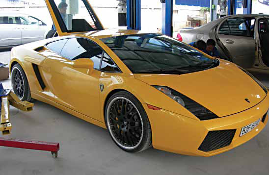 Gầm xe chỉ cách mặt đường 10cm là một trở ngại khi chạy tại Việt Nam. Gầm xe chỉ cách mặt đường 10cm là một trở ngại khi chạy tại Việt Nam.