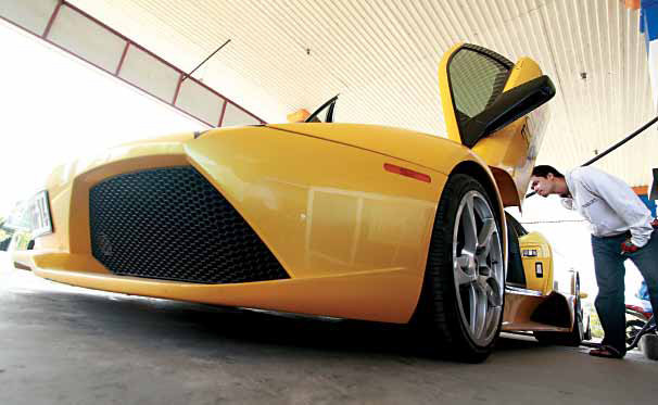 Siêu xe được kiểm tra bảo dưỡng tại công ty cổ phần Phú Đạt. Siêu xe được kiểm tra bảo dưỡng tại công ty cổ phần Phú Đạt.