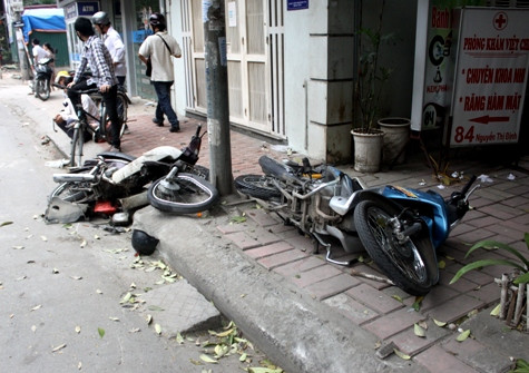 Hai chiếc xe máy bị hạ gục sau khi xe điên đâm vào gốc cây. Hai chiếc xe máy bị hạ gục sau khi xe điên đâm vào gốc cây.