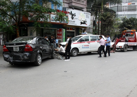 Sau cú va chạm mạnh, chiếc Gentra đã mất lái đâm trực diện với chiếc taxi 7 chỗ đi ngược chiều bên kia đường. Sau cú va chạm mạnh, chiếc Gentra đã mất lái đâm trực diện với chiếc taxi 7 chỗ đi ngược chiều bên kia đường.