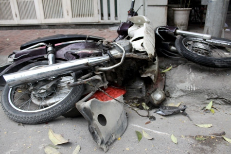 Chiếc xe máy của chị Thoa bị hư hỏng hoàn toàn. Chiếc xe máy của chị Thoa bị hư hỏng hoàn toàn.