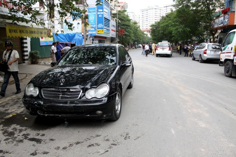 Sau khi hạ gục 2 chiếc xe máy, 2 chiếc ô tô, "xe điên" Mercedes chạy thêm khoảng 100m mới chịu dừng lại. Vụ tai nạn khiến người dân được phen thất kinh. Sau khi hạ gục 2 chiếc xe máy, 2 chiếc ô tô, "xe điên" Mercedes chạy thêm khoảng 100m mới chịu dừng lại. Vụ tai nạn khiến người dân được phen thất kinh.