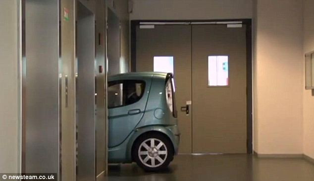 Volpe chỉ rộng 1m, cao 1,5 m và nặng khoảng 350 kg. Với kích thước nhỏ như vậy nên xế hộp điện mini này có thể dễ dàng mang theo lên thang máy và đỗ cạnh bàn làm việc của bạn khi cần sạc điện. Volpe chỉ rộng 1m, cao 1,5 m và nặng khoảng 350 kg. Với kích thước nhỏ như vậy nên xế hộp điện mini này có thể dễ dàng mang theo lên thang máy và đỗ cạnh bàn làm việc của bạn khi cần sạc điện.