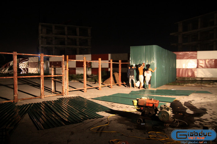 Nhứng tấm tôn che chắn đã được lắp, dựng ngay trong đêm.