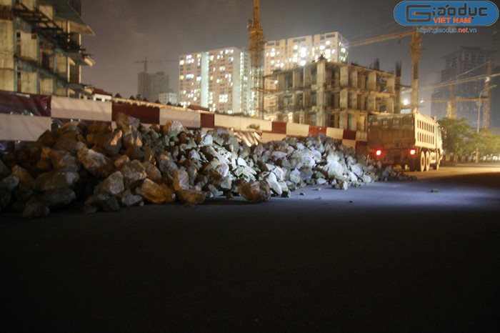 Cả ngàn khối đá cũng đã được tập kết tại khu vực hiện trường, sẵn sàng cho việc khắc phục sự cố sạt lở đường Lê Văn Lương. Tuy nhiên, tới thời điểm 0h ngày 20/8, việc tiến hành gia cố, khắc phục hiện trường vẫn chưa thể được tiến hành. Điều này đồng nghĩa với việc trong ngày hôm nay, khó có thể thông xe một phần trền tuyến giao thông này.