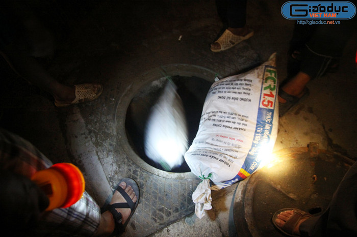 Toàn bộ các họng cống thoát nước, cấp nước đã được tiến hành dùng bao cát đóng chặt.