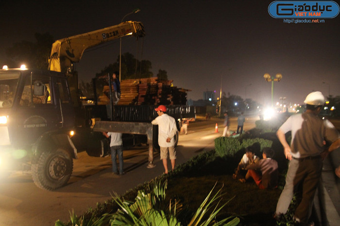 Sau buổi họp khẩn chiều qua giữa Sở GTVT Hà Nội và các đơn vị liên quan tới sự cố, phía Công ty Cổ phần Sông Đà Thăng Long đã tiến hành tập kết vật liệu để dựng rào chắn, đảm bảo an toàn và phục vụ công việc khắc phục sự cố.