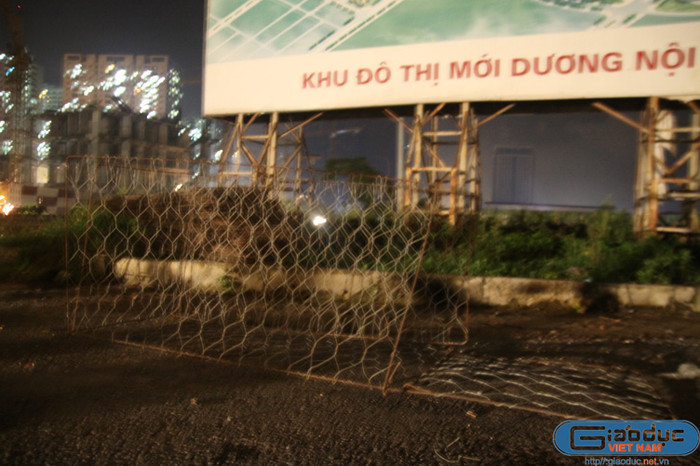 Các tấm lưới thép đã được tập kết tại khu vực hiện trường để đan rọ đá gia cố hiện trường.