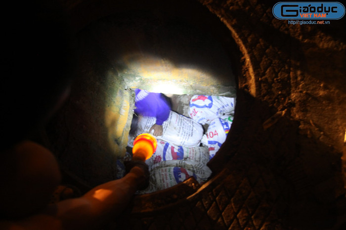 Cho tới 22h đêm qua, toàn bộ các cống thoát nước đã được bịt kín, ngăn nước chảy ra hiện trường tiếp tục làm xói lở. Hàng nghìn bao cát đã được đóng và sử dụng.